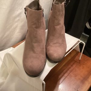 Liz  Claiborne light brown ankle booties EUC.  Size 9M.